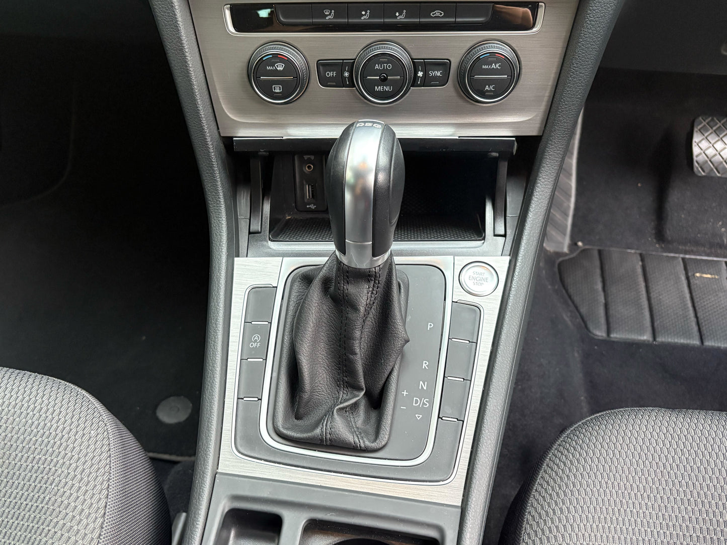 フォルクスワーゲン ゴルフ TSIコンフォートライン（プエブロベージュ）